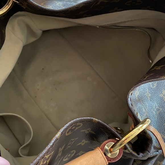 Louis Vuitton - Picture 3 of 7